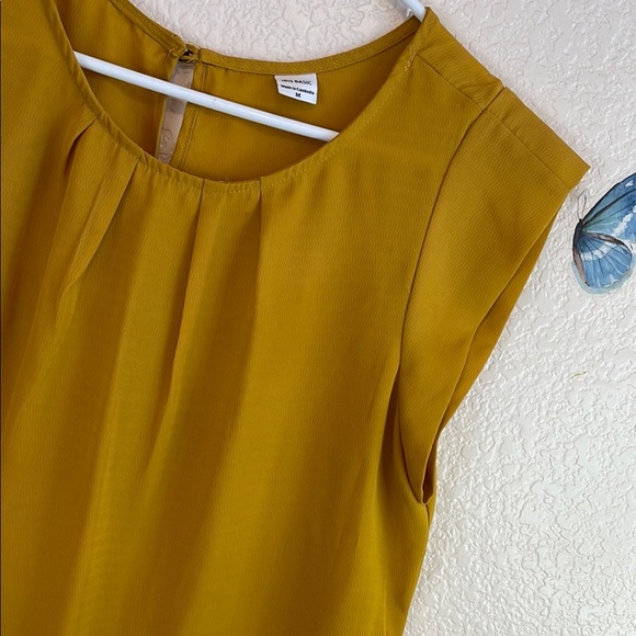 Iris Basic Gold Pleated Sleeveless Blouse - Picture 4 of 5